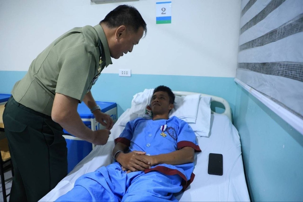 Army Honors Slain Mindoro Officer, Cares for Wounded Troops