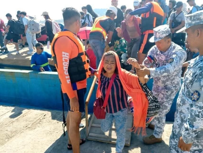 Easter Sunday Ferry Incident: 170 Evacuated After Shallow Water Grounding