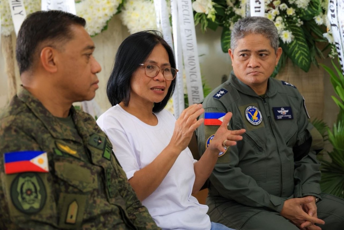 AFP Chief Honors Two Airwomen Killed in Benguet Crash