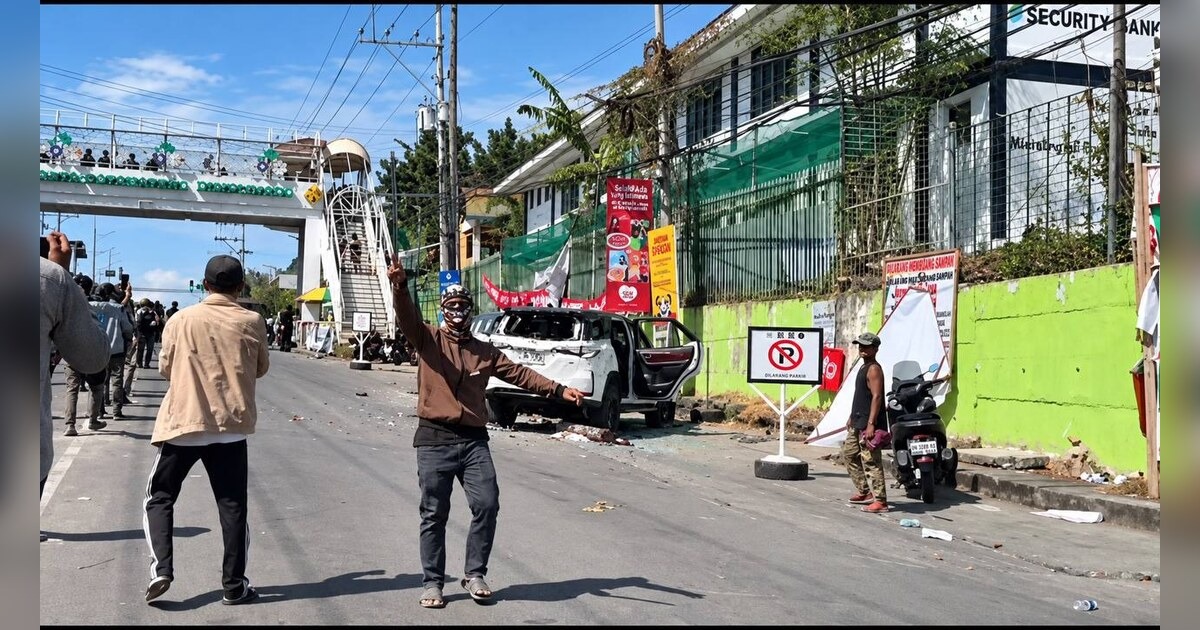 Masked Men Smash SUVs at Cotabato City Polling Center